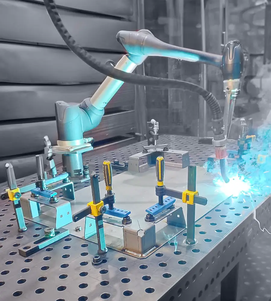 Roboter führt automatisiert punktgenaue Schweissarbeiten durch Doosan Robotics