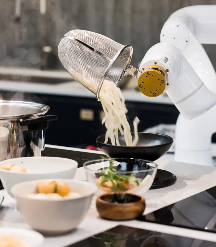 Roboter kocht automatisch Nudeln Doosan Robotics Cobots